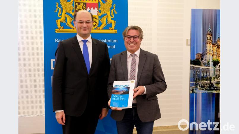 Minister Albert Füracker (links) überreicht Bürgermeister Reiner Gäbl den Förderbescheid. Bild: exb