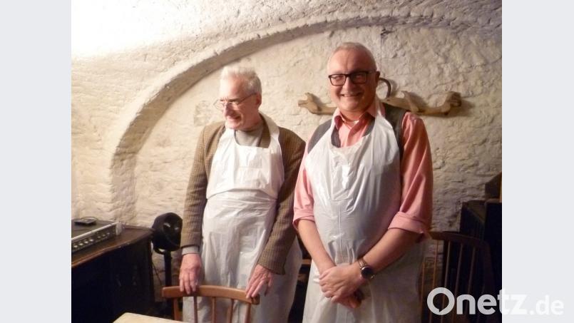 Am Vorlesetisch stehen links Wolfgang Herzer, rechts Thomas Bäumler, beide in ihrer „unschuldigen weißen Arbeitskleidung“. Bild: tie