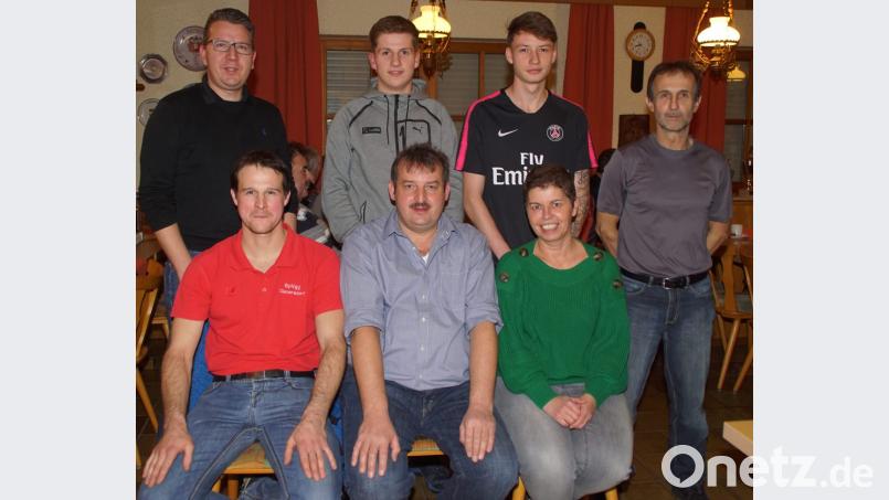 Die neu gewählte Führung der SpVgg Dietersdorf, bei der Reinhard Kreuzer (sitzend, Mitte) als Vorsitzender und Andreas Böhm (vorne, Mitte) als Stellvertreter im Amt bestätigt wurden. Bild: mmj