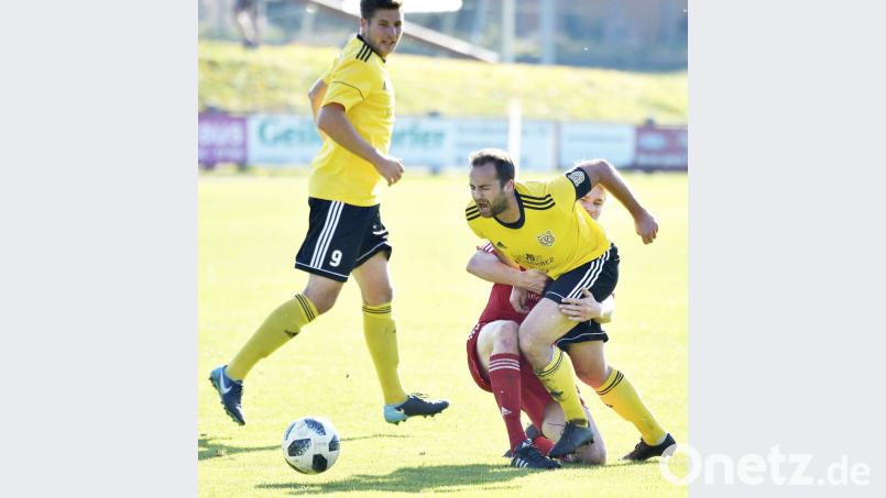 Als die Einladung zum Oberpfalz-Medien-Cup ins Haus flatterte, waren Hahnbachs Kapitän Michael Rösch (rechts vorne) und Mittelstürmer Manuel Plach (links) nicht mehr zu bremsen. Bild: zg