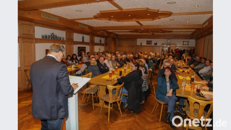 Volles Haus bei der Bürgerversammlung in Neuhaus. Großes Thema ist das Parkplatzproblem rund um die Zoigstuben. Bild: rw