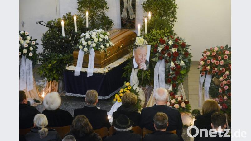 Familie und die anderen Trauergäste blicken während der Trauerfeier für Günter Zwack in der Aussegnungshalle des Waldfriedhofs auf den Sarg, Kerzen, Kränze und ein Bild des Verstorbenen. Bild: Gabi Schönberger