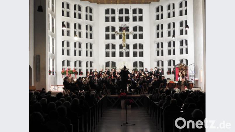 Jugendblaskapelle und Kirchenchor boten den Besuchern ein abwechslungsreiches Programm beim Adventskonzert in der Pfarrkirche. Bild: exb