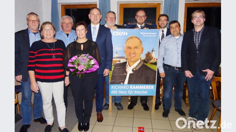 Der Fraktionschef im Marktrat, Reinhold Meier (Fünfter von rechts), überrascht den frischgebackenen Bürgermeisterkandidaten Richard Kammerer (Fünfter von links, daneben Ehefrau Ulla ) mit dem ersten Wahlplakat. Da staunen auch CSU-Vorsitzender Christoph Müller (rechts), Landtagsabgeordneter Stephan Oetzinger und Landrat Andreas Meier (Dritter und Vierter von rechts). Bild: ms