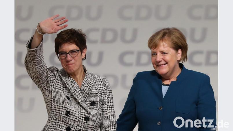 Bundeskanzlerin Angela Merkel gratuliert Annegret Kramp-Karrenbauer auf dem CDU-Bundesparteitag zur Wahl als neue CDU-Vorsitzende. Bild: Christian Charisius/dpa
