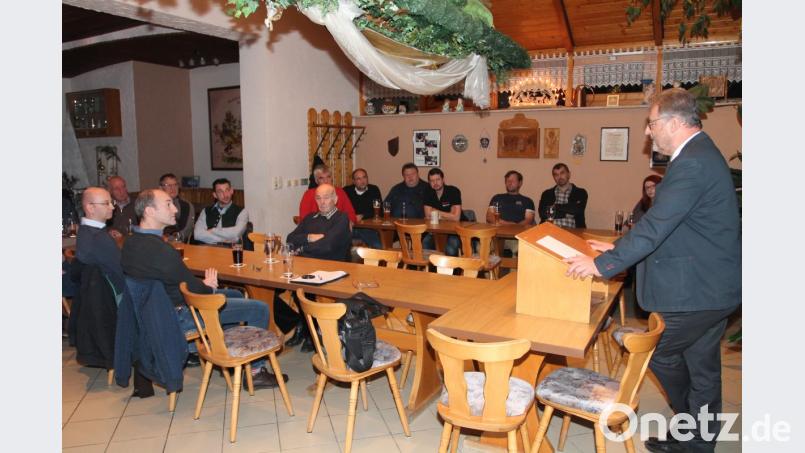 Bürgermeister Johann Maurer (rechts) legt vor einer überschaubaren Zuhörerzahl Rechenschaft ab. Bild: pi