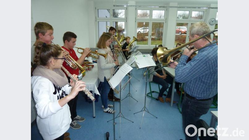 Die Bläsergruppe unter der Leitung von Christian Knott (rechts) umrahmte den Festakt unter anderem mit der &quot;DESO-Fanfare&quot; von Jürgen Rohr. Bild: Portner