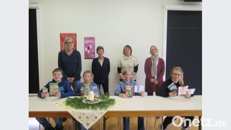 Die Superleser aus den beiden sechsten Klassen der Mittelschule Kemnath sind (vorne von links) Maximilian Hautmann, Julian Etterer, Joel Friberg und Anna Braunreuther (Schulsiegerin). Ihre Vorträge beeindrucken nicht nur die Juroren Norbert Lang, Christine Schubert und Damaris Bergemann, sondern auch Rektorin Christine Wiesend (hinten von links). Bild: jzk