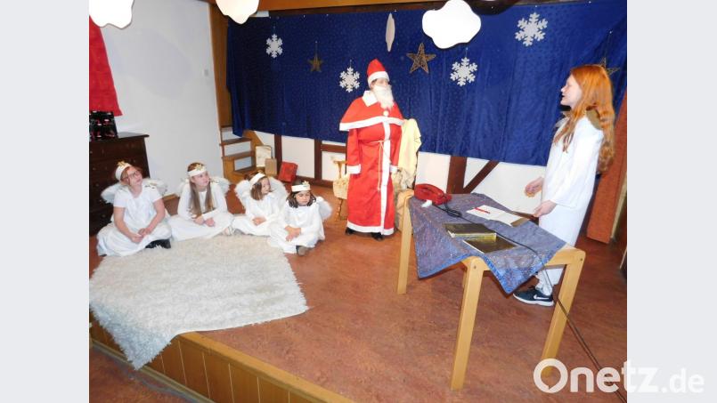 Ob die Geschenkeabschussbasis als Ersatz für den Nikolaus wirklich so eine gute Idee ist, da gehen die Meinungen zwischen Erzengel Gabriel (Serafina Döring), dem Nikolaus (Emely Zettlmeißl) und dem himmlischen Chor (Leila Abdulla, Klara Difini, Luci Döring und Katharina Wolf) weit auseinander. Ob sie sich einigen, verraten die Jüngsten der Falken-Darsteller diesen Samstag im Jugendheim Bild: hai