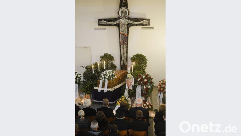 Vor dem Kreuz stehen Sarg, Kränze und Bild des mit 85 Jahren verstorbenen Günter Zwack Bild: Gabi Schönberger