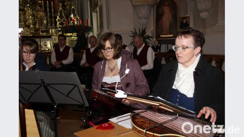 Die Stauber-Moila sind nicht nur gute Sängerinnen, sondern sie können auch Harfe und Hackbrett Melodien entlocken, denen man gerne lauscht. Rita Butz (rechts) unterstützte die Beiden an der Zither. Bild: ads
