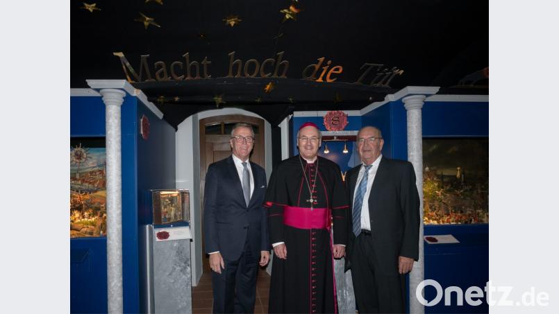 Macht hoch die Tür. So lautet das Motto der 8. großen Krippenschau, die am Freitagabend von Bürgermeister Franz Stahl, Bischof Rudolf Voderholzer und dem Vorsitzenden der Tirschenreuther Krippenfreunde, Hans Lindner (von links) eröffnet wurde. Bild: tr