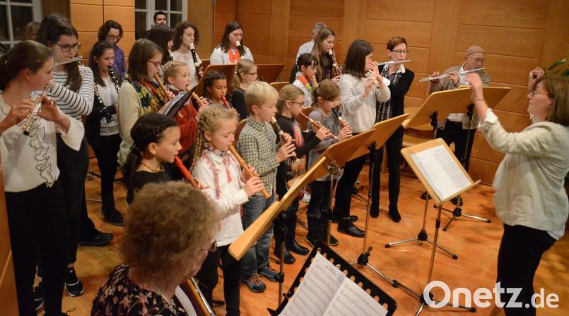 Das Schlussbild: Alle Mitwirkenden spielen &quot;Jingle Bell Rock&quot;. Bild: Kunz