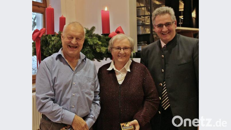 Herbert Bindl und Agnes Hartauer (von links) sorgten sowohl für nachdenkliche Gedanken als auch für Heiterkeit. Pfarrer Hannes Lorenz dankte den beiden Seniorenbeauftragten für ihren nicht ganz leichten Einsatz in der zurückliegenden Saison, die ohne die "Heimat Jugendwerk" bewältigt werden musste.. Bild: bph