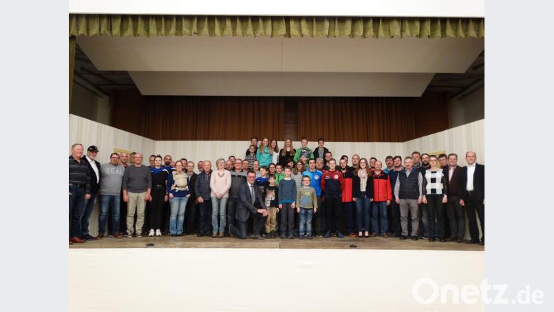 Die anwesenden Geehrten der Sporterehrung füllen die Bühne des Josefshauses. In der Mitte kniend 1.Bürgermeister Hermann Falk, rechts 2.Bürgermeister Josef Birner und 3.Bürgermeister Peter Leitsoni. Bild: fg