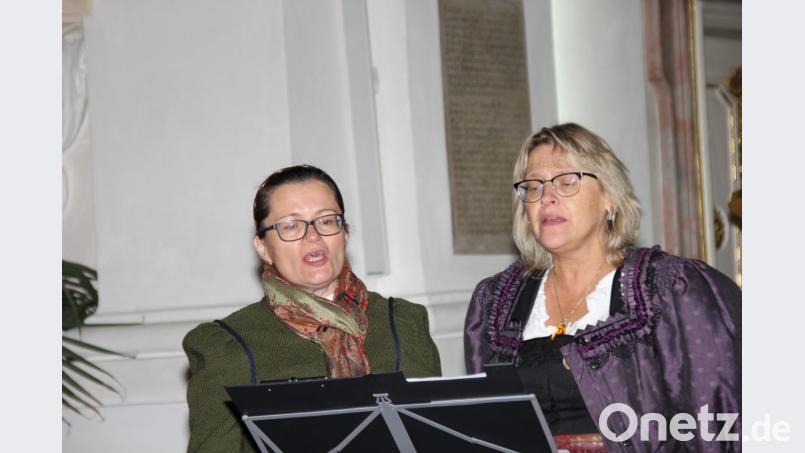 Brunhilde Lommer (links) war nicht nur mit Konrad Stauber im Gesangsduo beim Gauadventsingen im Einsatz, sondern auch mit Sabine Morgenschweis (rechts). Bild: ads