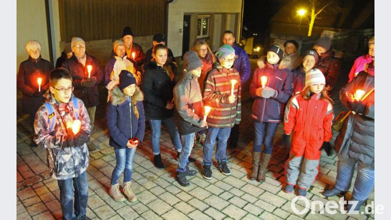 Mit Kerzen in den Händen "zittern" sich kleine und große Besucher am Mittwochabend durch den "Advent im Dorf". Bild: nm