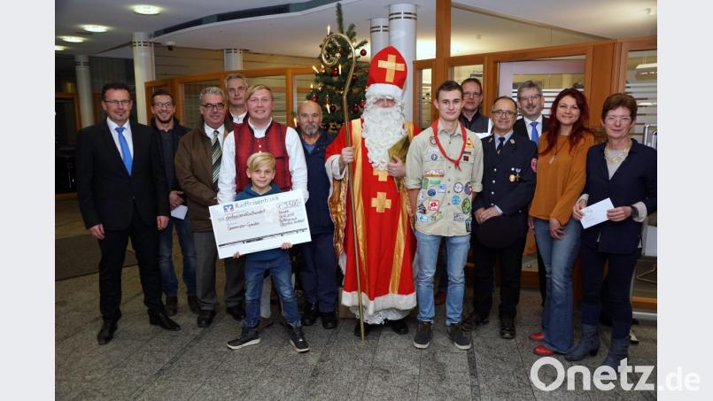 Zusammen mit Nikolaus Günther Bäte überreichen die Vorstände Joachim Geyer (links) und Robert Haubner (Dritter von rechts) Spendenkuverts an (von links) Stefan Kuchenreuther, Anton Heindl, Daniel Affölter, Jürgen und Luca Schönfelder (mit Scheck), Georg Wagner, Felix Linkel, Roland Kreuzer, Josef Maurer, Jessika Wöhrl-Neuber und Christine Schubert. Bild: bkr