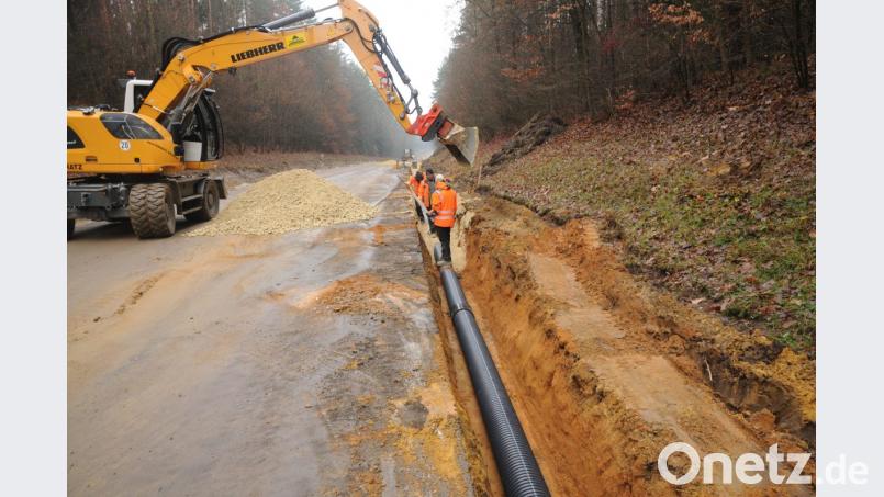 Über drei Kilometer solcher Entwässerungsrohre verlaufen jetzt neben der B 85 und wirken gegen anhaltende Nässe im Boden. Bild: ge