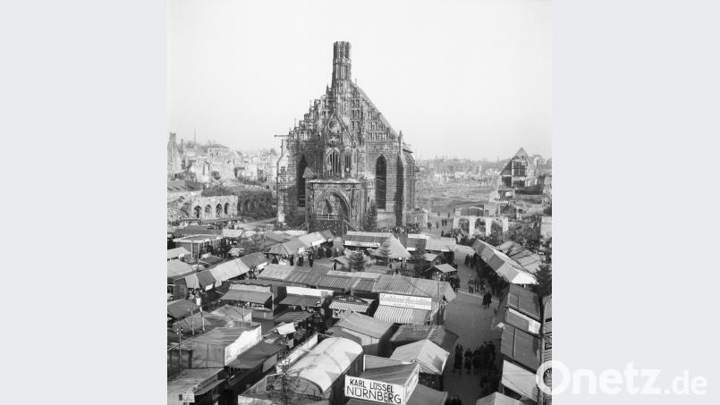 Der Christkindlesmarkt im Jahr 1948 mit Blick auf die Frauenkirche. Bild: Stadtarchiv Nürnberg A 39/I Nr. 182-d