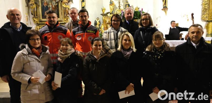 Aus dem Gewinnspartopf der Volksbank-Raiffeisenbank Nordoberpfalz verteilt Zweigstellenleiter Lothar Kurz (rechts) 3500 Euro an Flosser Vereine, Institutionen sowie Personen. Bild: le