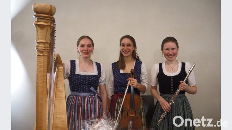 Mit leisen Saiten- und Flötenklängen stimmt das „Pasinger Saitenspiel“ (von rechts Anna Müller-Bergmeier, Barbara Kleber und Cäcilia Kleber) im Kapitelsaal auf die bevorstehende „staade Zeit“ ein. Bild: Forum Falkenberg/exb