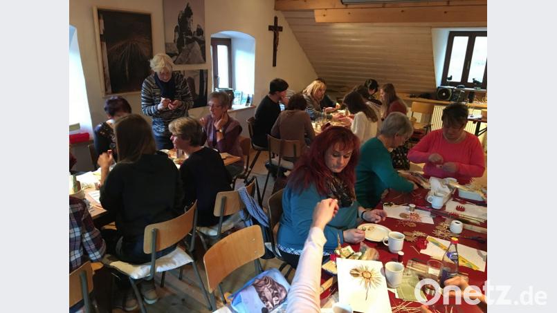 Strohsterne beateln mit Rita Kreuzer. Bild: twg