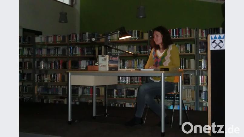 Gerda Stauner liest in der Mittelschule aus ihrem Buch "Grasmond". Bild: exb