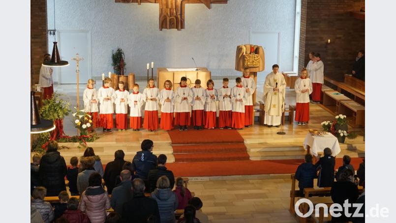 Elf junge Menschen wurden in Dürnsricht in die Gemeinschaft der Ministranten aufgenommen. Bild: nib