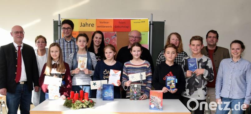 Magdalena Wolfrath (von links), Emma Meiler, Annika Sczech, Romy Wittmann, Ludwig Steinhilber und Felix Fickenscher sind die besten Vorleser der sechsten Klassen des Neustädter Gymnasiums. Bild: bgm