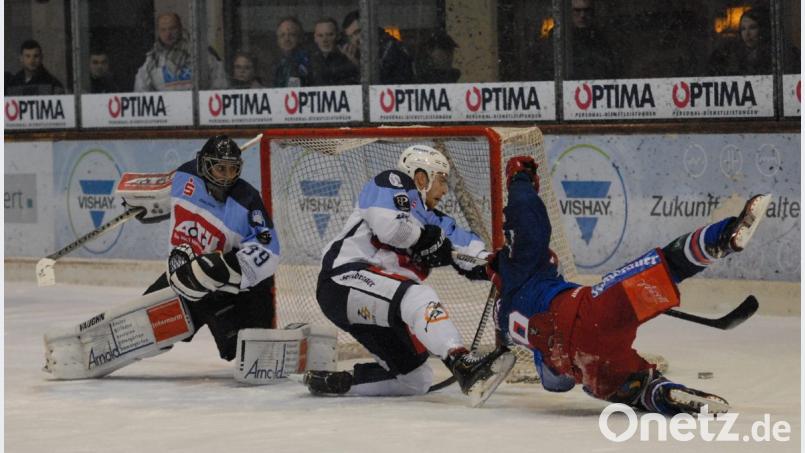 Goalie Johannes Wiedemann (links, Szene aus der Partie am Dienstag in Selb) bot am Freitag in Memmingen eine starke Leistung. Die Blue Devils gewannen beim Tabellensechsten mit 3:2 nach Penaltyschießen. Bild: gb