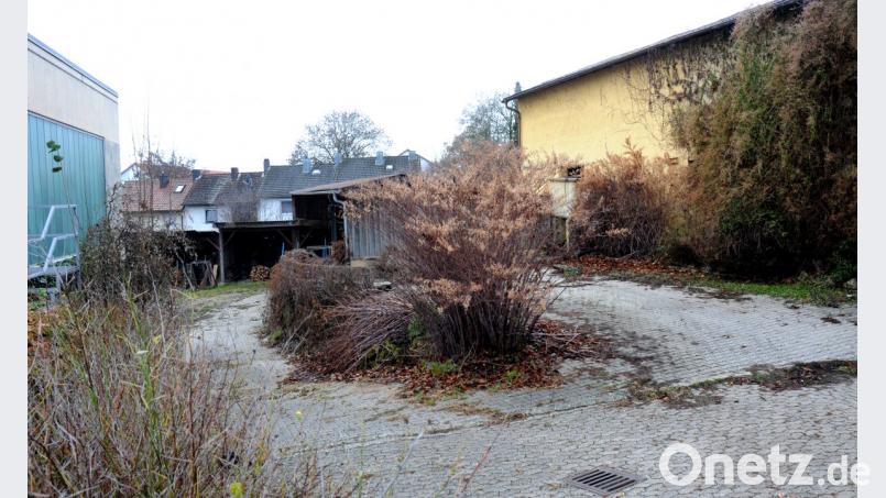 Das Areal des ehemaligen Bauernhofs ist schon ein wenig heruntergekommen. Hier soll eine Wohnanlage entstehen. Bild: Stephan Huber