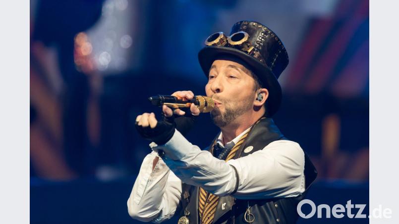 Der Schweizer Musiker DJ BoBo steht beim Auftaktkonzert seiner Welttournee auf der Bühne. Bild: Patrick Seeger/dpa