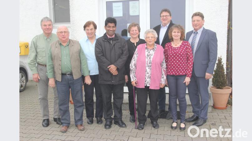 Franziska Hierl (Vierte von links) konnte zum 90. Geburtstag viele Glückwünsche entgegen nehmen. Bild: ral