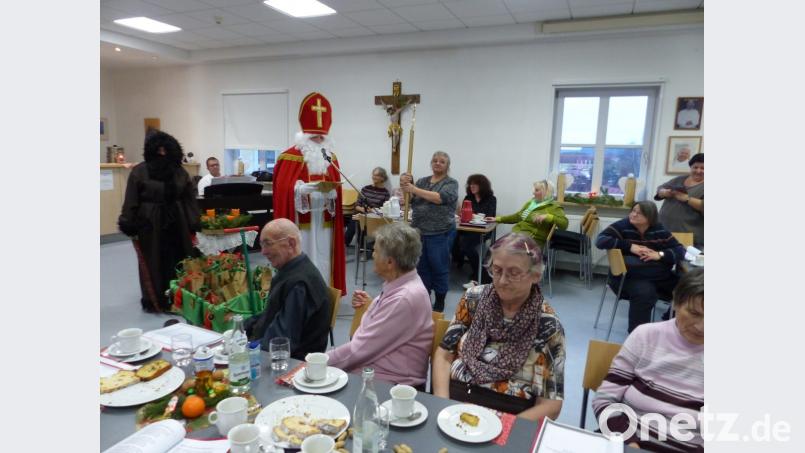 Bei der Weihnachtsfeier des Elisabethenvereins besuchen auch Nikolaus und Knecht Ruprecht die Senioren. Bild: fsc