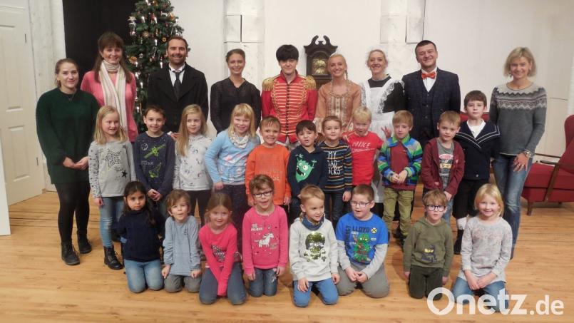 Nach dem Theaterstück stellen sich die Schauspieler auf der Bühne den Fragen der kleinen Besucher. Unser Bild zeigt die Vorschulkinder (vorne) mit ihren Betreuerinnen und den Schauspielern. Bild: exb