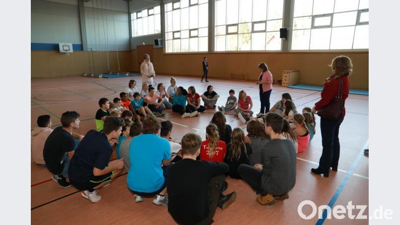 Einen ganzen Tag verbringen die Schüler aus der 5g und die Besucher aus Plesna in der Steinwaldstadt. Spaß und Spiel ist beim Turnparcour in der Doppelsporthalle angesagt. Auf dem Bild (stehend von links) Doris Bigasova von der Stadt Plesna, Klassenleiterin Monika Dötterl und Übersetzerin Lenka Uschold. Bild: njn