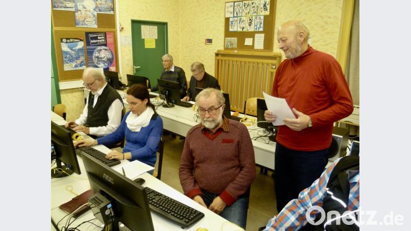 Beispiele für den digitalen Unterricht stellte Reinhard Hampel (rechts) vor. Vorne links Manfred Klemm, neben ihm die neue Fachbeauftragte für Umweltbildung, Maria Teresa Kellner. Bild: usc