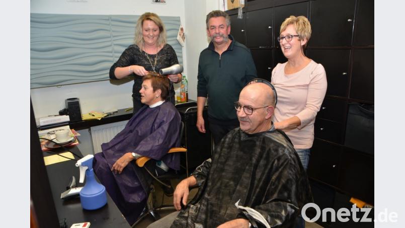 Jeder noch so kleine Winkel im Friseursalon wurde bei der Benefiz-Aktion &quot;Styling gegen Krebs&quot; ausgenützt. Trotzdem war die Stimmung prächtig. Bild: dob