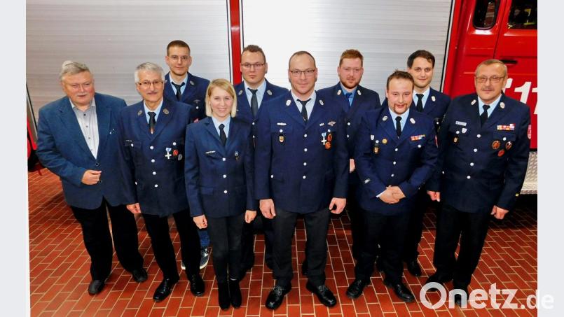 Für langjährigen aktiven Dienst zeichnen Kreisbrandmeister Karlheinz Sehnke, Kommandant Volker Hammon und dessen Stellvertreter Christian Schwarzer Oliver Porsch, Florian Sehnke, Christian Sehnke, Kistina Littig, Philipp Bundscherer und Werner Bundscherer (von rechts) aus. Ihnen gratuliert auch Bürgermeister Manfred Porsch (links). Bild: hai