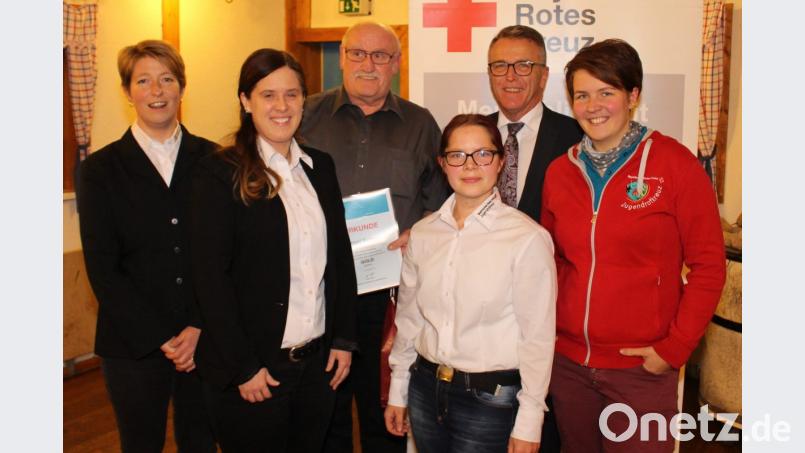 Josef Birkner (Dritter von links) erhält das Ehrenzeichen des Jugendrotkreuzes in Gold. Birgit Schneider, Jugendarbeitleiterin Natalie Wölfl, Monika Stahl, BRK-Kreisvorsitzender Franz Stahl und stellvertretende Vorsitzende des Bayerischen Jugendrotkreuz, Luisa Bätz (von links) gratulieren. Bild: exb