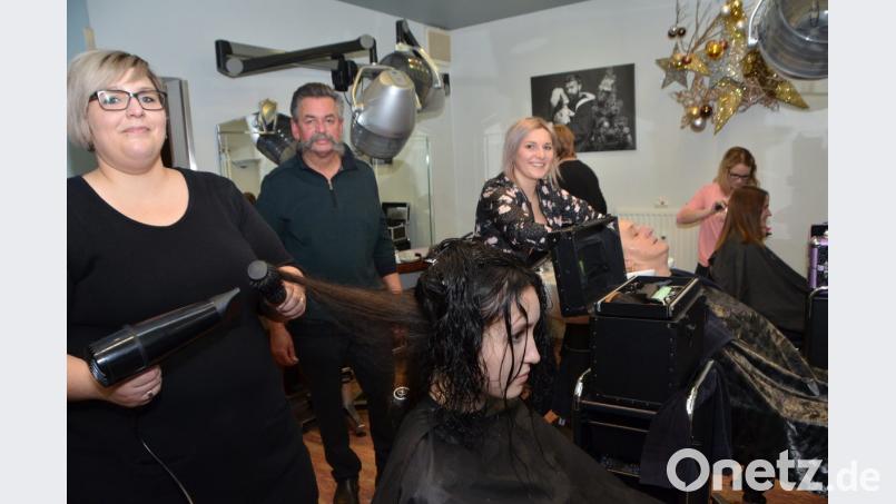 Jeder noch so kleine Winkel im Friseursalon wurde bei der Benefiz-Aktion &quot;Styling gegen Krebs&quot; ausgenützt. Bild: dob