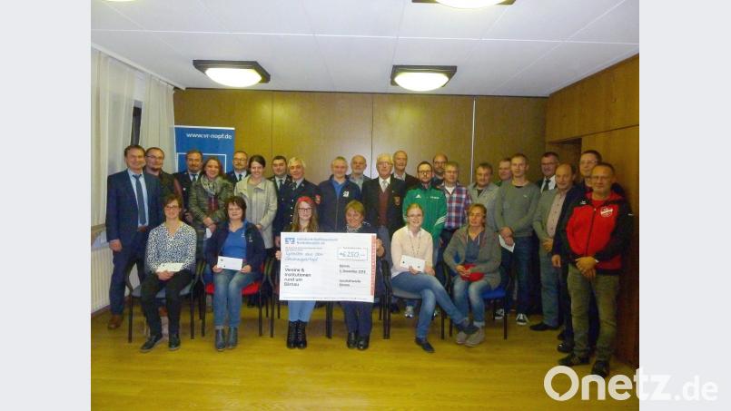 Der Bärnauer Volksbank-Geschäftsstellenleiter Günter Zwerenz (links) und Berthold Bauer (Vierter von rechts), Regionalmarktleiter für Bärnau, Plößberg, Falkenberg und Liebenstein übergeben 6250 Euro Spenden an 17 Vereine und Organisationen. Das Geld kam durch das Gewinnsparen zusammen. Bild: bir