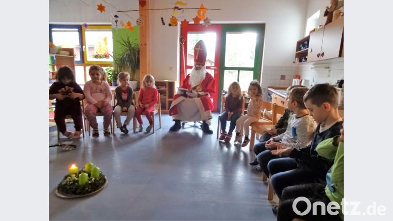 Viel mehr Gutes als Schlechtes steht im Goldenen Buch des Nikolaus über die Kleinen. Dafür gibt es für alle ein Säckchen. Bild: hl
