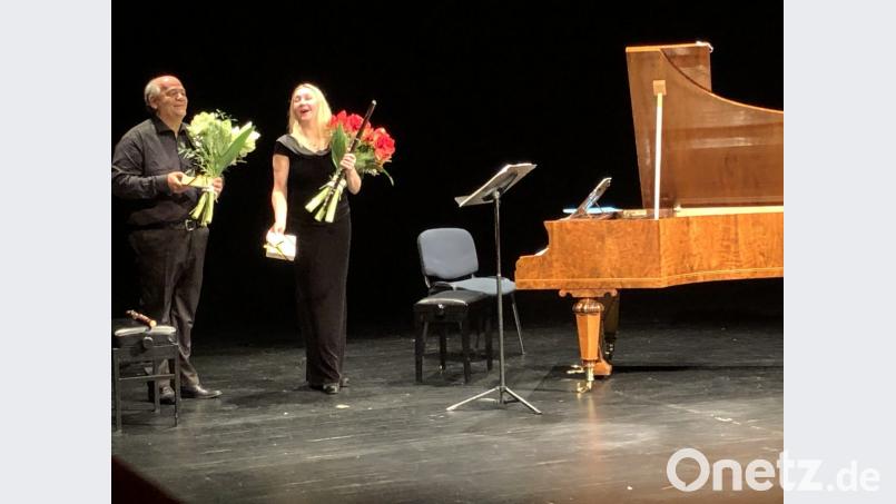 Christoph Hammer und Dorothea Seel (mit der Julius-Max-Bürger-Flöte von 1880) begeistern im Amberger Stadttheater. Der Bösendorfer-Flügel von 1850 stammt aus der Sammlung Heinrich. Auf dem Hocker liegt die Johann-Ziegler-Flöte von 1830. Bild: Peter Donhauser