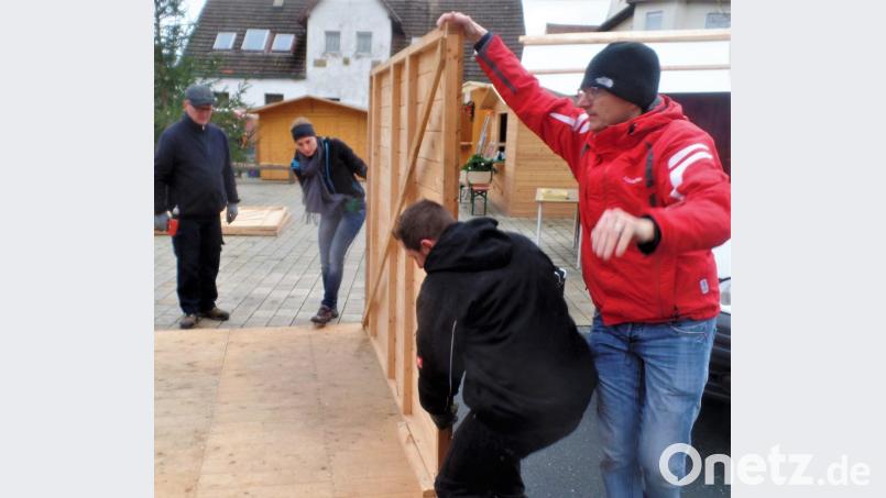 Beim Budenaufbau ist Zusammenarbeit wichtig. Da geht alleine gar nichts. Bild: jml