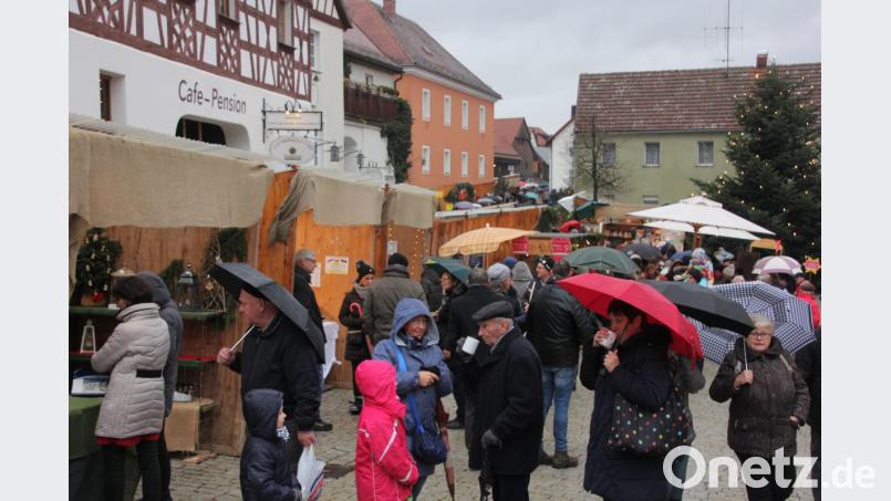 Gut beschirmt und warm eingepackt genießen die Besucher den Weihnachtsmarkt in Neualbenreuth. Bild: kro