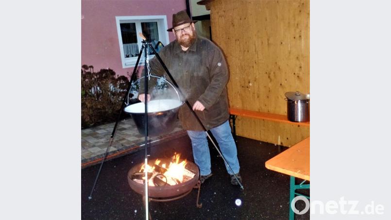 Die deftige Oberpfälzer Erdäpfelsuppe mit Leberkäse drin ist der perfekte Warmmacher an dem nieseligen Abend. Klaus Schedl kocht das Ganze souverän auf. Bild: jml