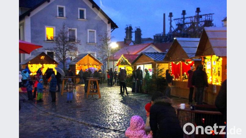 Sehr gering ist wegen des windigen und regnerischen Wetters heuer der Besuch der Leute bei der Rosenberger Dorfweihnacht. Wer aber trotzdem kommt, findet ein hervorragendes Angebot an Kunst und Kulinarik. Bild: müb