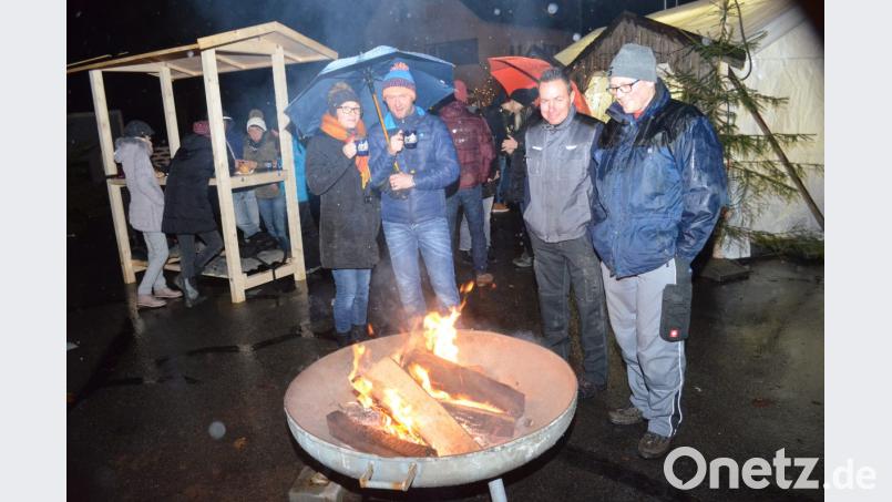 Am Feuer konnte man es trotz Kälte und Nässe aushalten Bild: fz